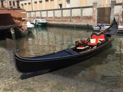 Venezia, varata la prima gondola dal cantiere tutto al femminile