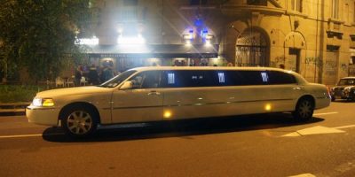 La Limousine non è in regola, a piedi promessa ...