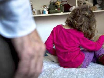 Ha abusato delle tre nipotine, nonno finisce in manette