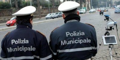 Moto pirata travolge agente della polizia local...