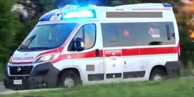 Viareggio, si barrica in casa col padre: spara ...