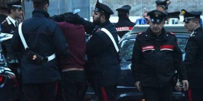 Carabiniere accoltellato alla schiena da un mar...