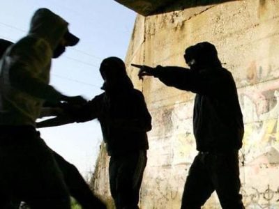 Preso a sprangate da 5 balordi per due euro negati