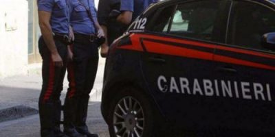 Bimbo lasciato in auto a 40 gradi, sfiorata la ...