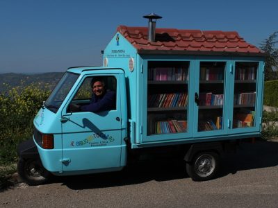 I libri del maestro La Cava in giro per i bambini sul bibliomotocarro