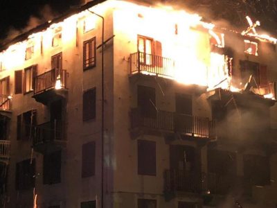 Ancora una notte di fiamme per l’albergo Camusot di Balme