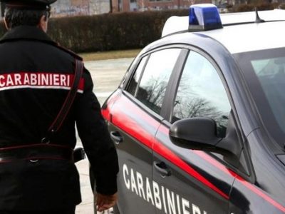 Infastidito uccide il gestore di un chiosco, feriti due parenti dell’uomo