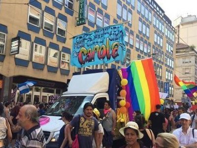 Il Gay Pride tra striscioni, impegno civile e slogan politici