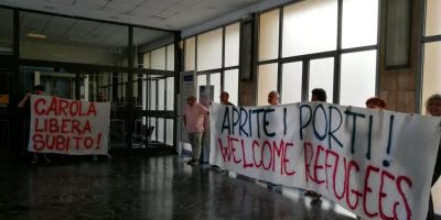 Napoli: striscioni di solidarietà con Carola Ra...