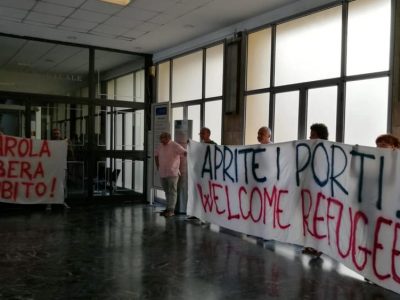 Napoli: striscioni di solidarietà con Carola Rackete