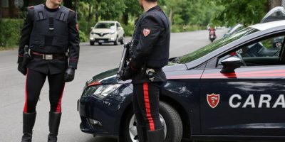 Assassinata una donna davanti alla figlia di di...