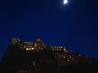 Lo splendore del Castello Aragonese di Ischia, antico rifugio degli isolani