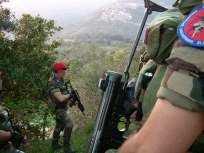 Uccide la sorella con numerose coltellate e si da alla fuga