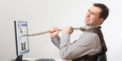 Madre gli toglie il computer 19enne si butta da...