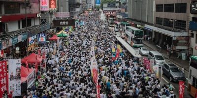Un milione di persone in marcia a Hong Kong per...