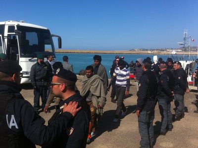 Mini-sbarco a Lampedusa e proseguono le polemiche sulla SeaWatch
