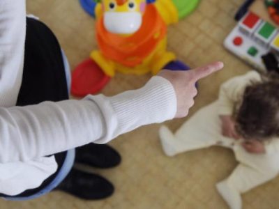 Maltrattamenti ai bambini, due maestre sospese per un anno