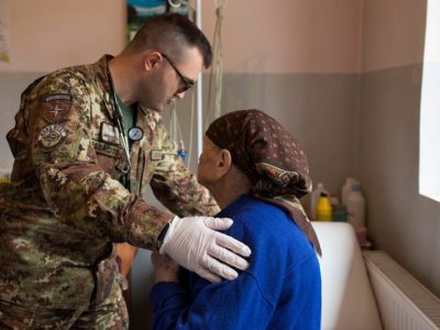 Medici militari in corsia per far fronte alla carenza di personale