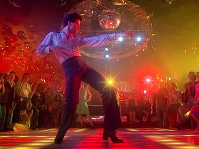 La febbre del sabato sera esplode nella mostra “Night Fever”