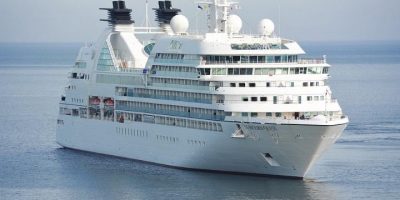 Si butta in mare dalla nave dopo una lite con i...