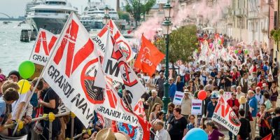 Protesta a Venezia “Fuori le navi dalla l...