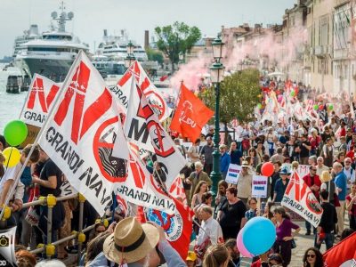 Protesta a Venezia “Fuori le navi dalla laguna” 8 mila in corteo