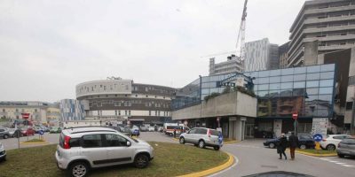 Si cala dalla finestra per uscire di nascosto e...