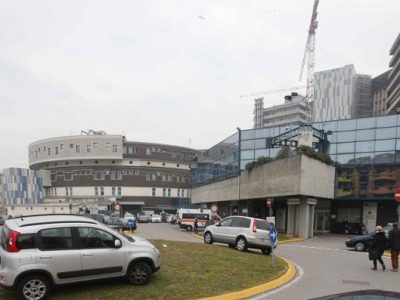 Si cala dalla finestra per uscire di nascosto e precipita