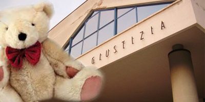 Tunisino nasconde la droga nel peluche della fi...