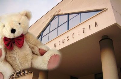 Tunisino nasconde la droga nel peluche della figlia di 2 anni