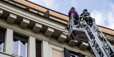 Cade un pezzo di cornicione, morto un commercia...