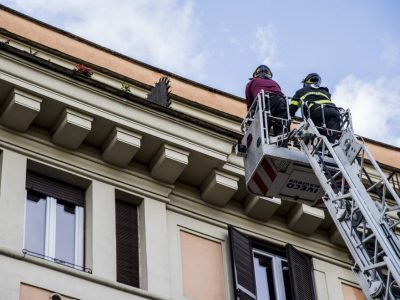 Cade un pezzo di cornicione, morto un commerciante a Napoli