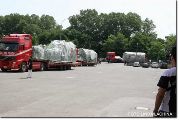 I pezzi dell'aereo riportati a Bologna, strage di ustica