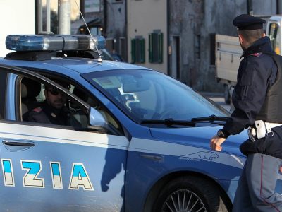 Fa prostituire la figlia di 13 anni per denaro o favori