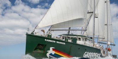 La Rainbow Warrior di nuovo in mare per i cambi...