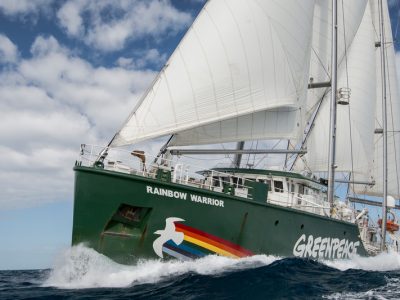 La Rainbow Warrior di nuovo in mare per i cambiamenti climatici