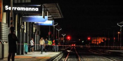 Travolto dal treno mentre attraversa i binari c...