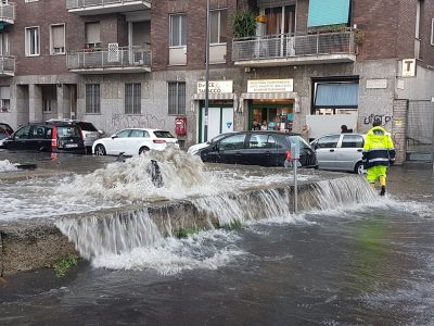 Milano, salva la donna intrappolata in auto a causa del nubifragio