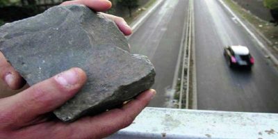 Sassi sulle auto, denunciati cinque minori nel ...