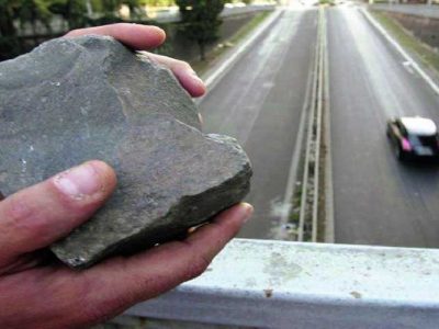 Sassi sulle auto, denunciati cinque minori nel vicentino