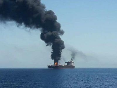 Petroliere attaccate nel Golfo di Oman, una colpita da un siluro