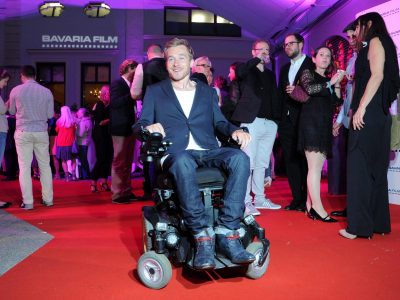 Paralizzato dopo un tragico incidente in tv torna a camminare