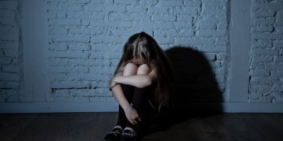 Violenze sul figlio di 4 anni, fermati due geni...