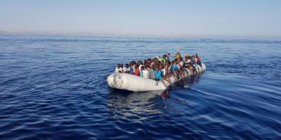 Due barconi di migranti affondano in acque libi...