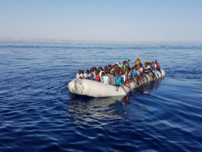 Due barconi di migranti affondano in acque libiche: 150 morti