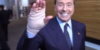 Berlusconi, mano fasciata, è caduto giocando a ...