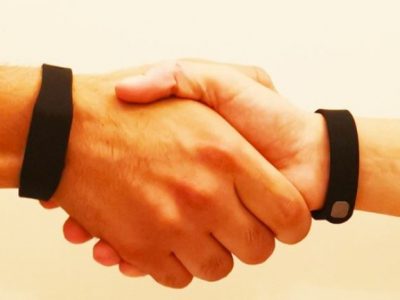 Biglietti da visita addio, basterà una “stretta di mano tecnologica”