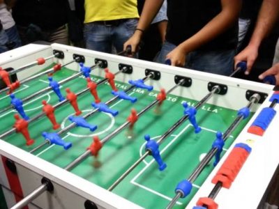 Troppo rumore, Comune vieta calcio e biliardini