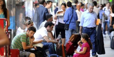 Treni bloccati tra Roma e Firenze per un incend...