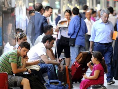 Treni bloccati tra Roma e Firenze per un incendio: gravi disagi